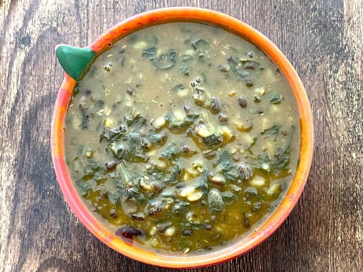 Wholesome Spinach and Split Black Lentils Curry