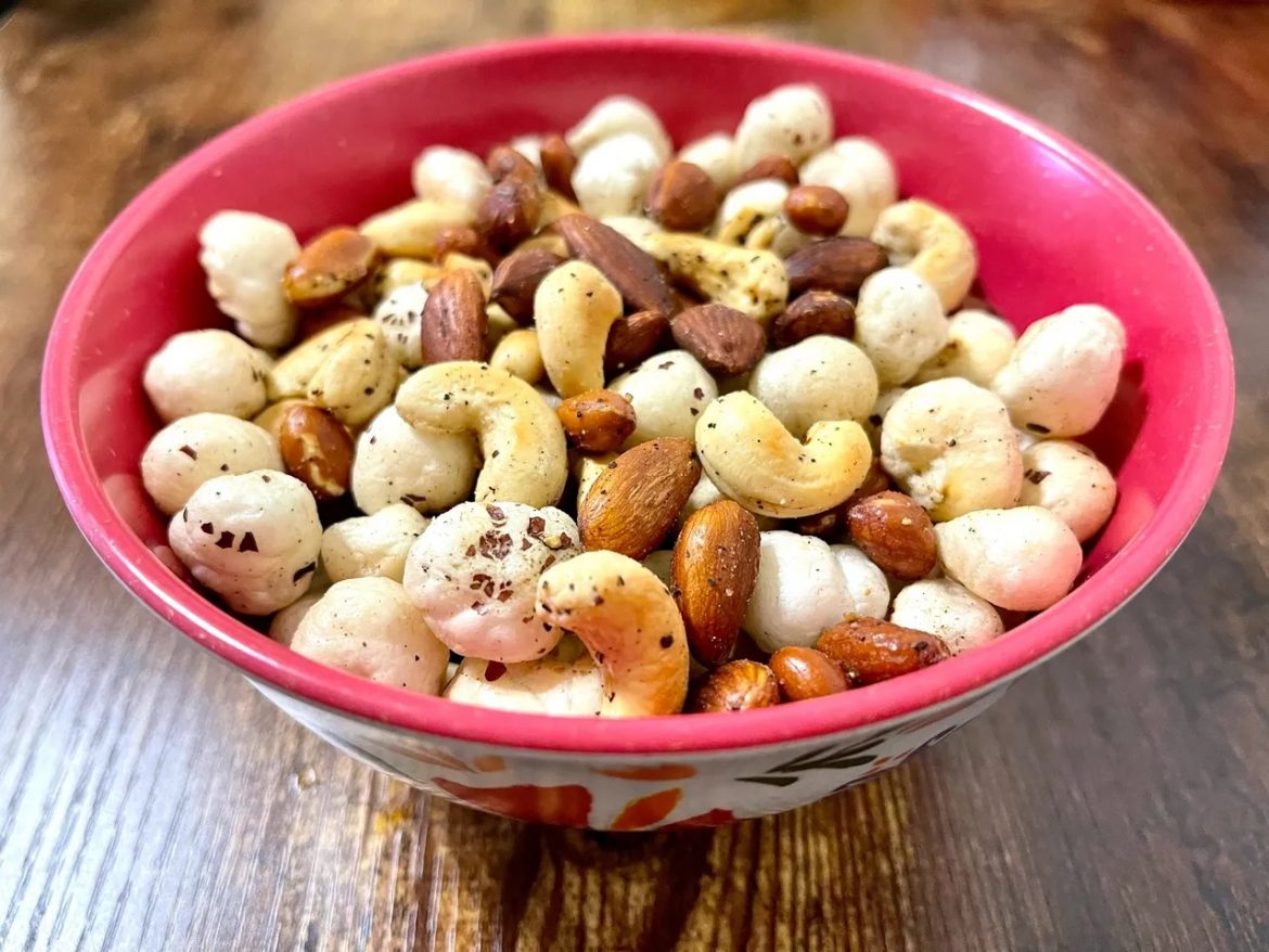 SUPER NUTRITIOUS NUTS AND DRIED FRUIT TRAIL MIX